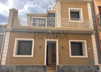 Casa all\'aperto - Casa indipendente Via Roma
 
57/59, Aci Sant'Antonio - foto 1