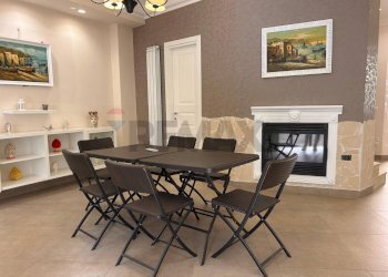 Sala da pranzo - Casa indipendente Via Roma
 
57/59, Aci Sant'Antonio - foto 7