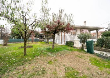 Giardino - Casa semi indipendente Via Palmiro Togliatti
 
8, Suzzara - foto 3