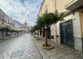 Edificio all\'aperto - Locale Commerciale corso Umberto
 
73/75, Carini - foto 1