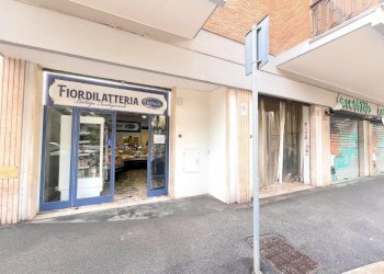 Vetrina - Locale Commerciale Via Tommaso Fortifiocca 72/74, Roma - foto 1