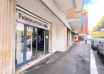 esterni - Locale Commerciale Via Tommaso Fortifiocca 72/74, Roma - foto 2