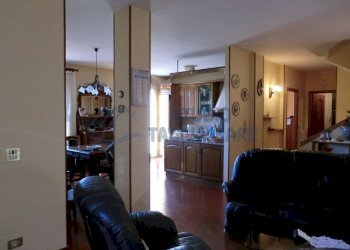 zona pranzo-cucina.jpg - Villa Cadeberta, Castellaro - foto 23