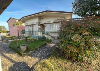 ESTERNI - Villa VIA BATTISTI 40, Chiopris-Viscone - foto 1