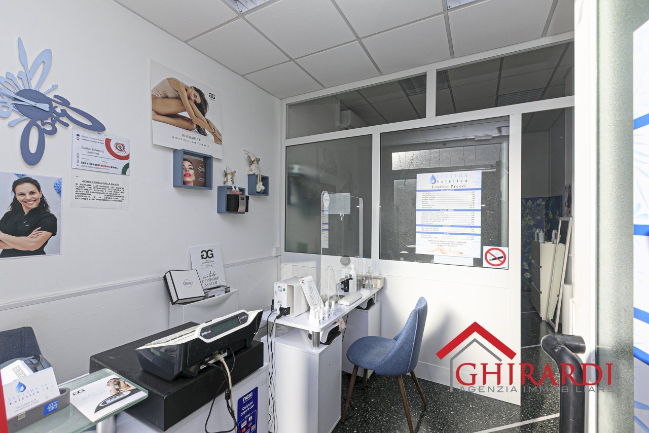 1.1 INGRESSO.jpg - Centro Estetico - Solarium - Benessere VIA G. CALDESI  43R, Genova (zona Sestri Ponente) - foto 2
