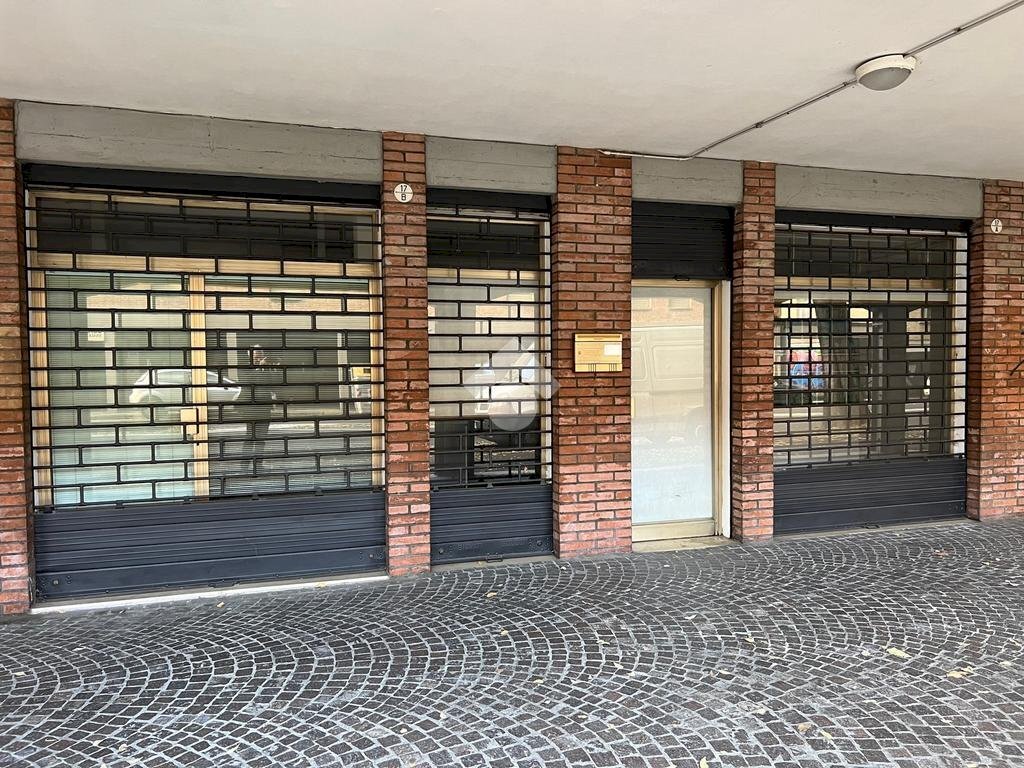 Negozio Negozio/ufficio via Isabella Andreini, Bologna (zona San Donato) - foto 1