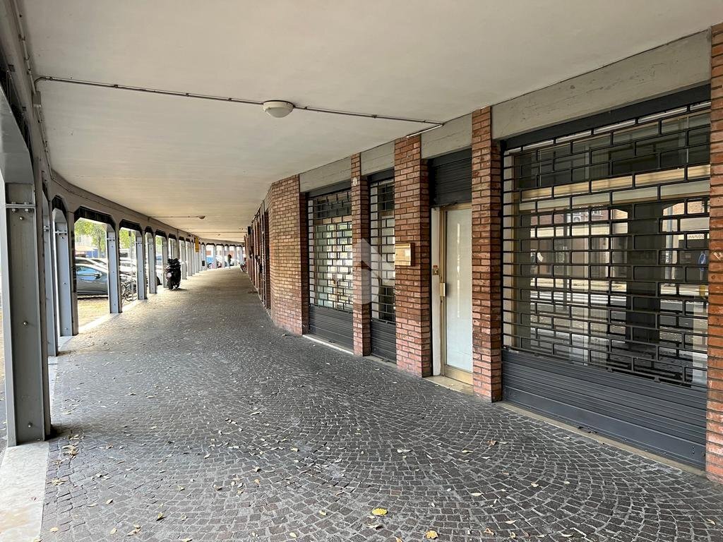 Negozio Negozio/ufficio via Isabella Andreini, Bologna (zona San Donato) - foto 2