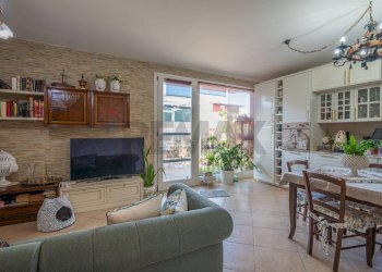 Sala da pranzo - Quadrilocale Via Enna
 
18/A, Melilli - foto 1