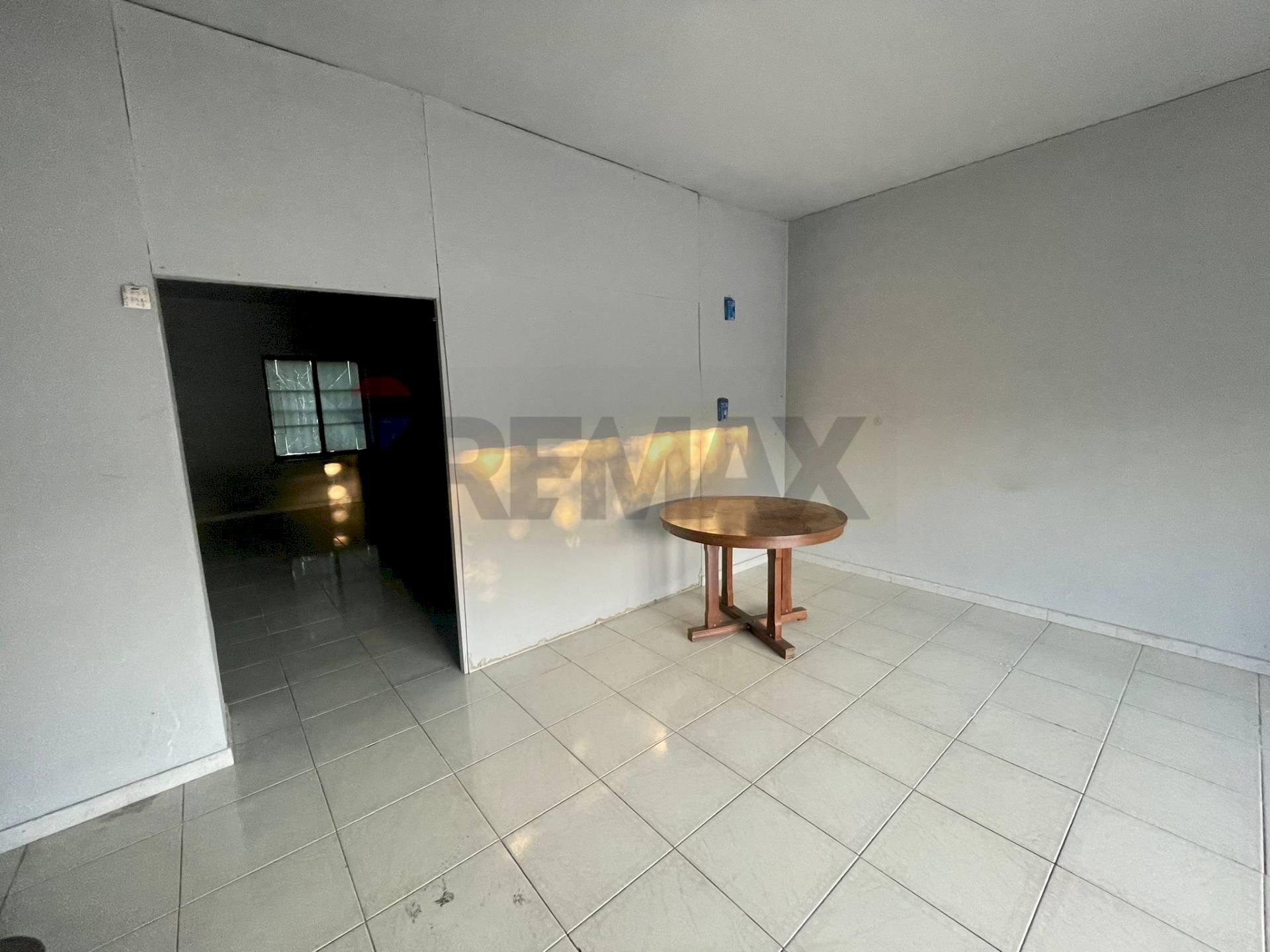 Stanza vuota - Locale Commerciale C/DA COLUCCI
106, San Giorgio Albanese - foto 2