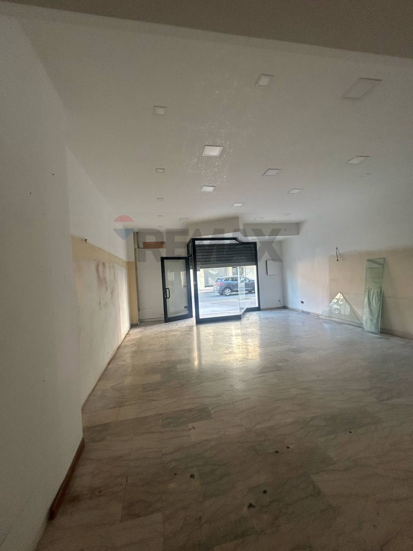 Stanza vuota - Locale Commerciale Via Fontanelle
 
73, Corigliano-Rossano - foto 3