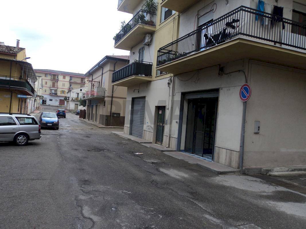 Edificio all\'aperto - Negozio via Dante Alighieri
 
50, Corigliano-Rossano - foto 2