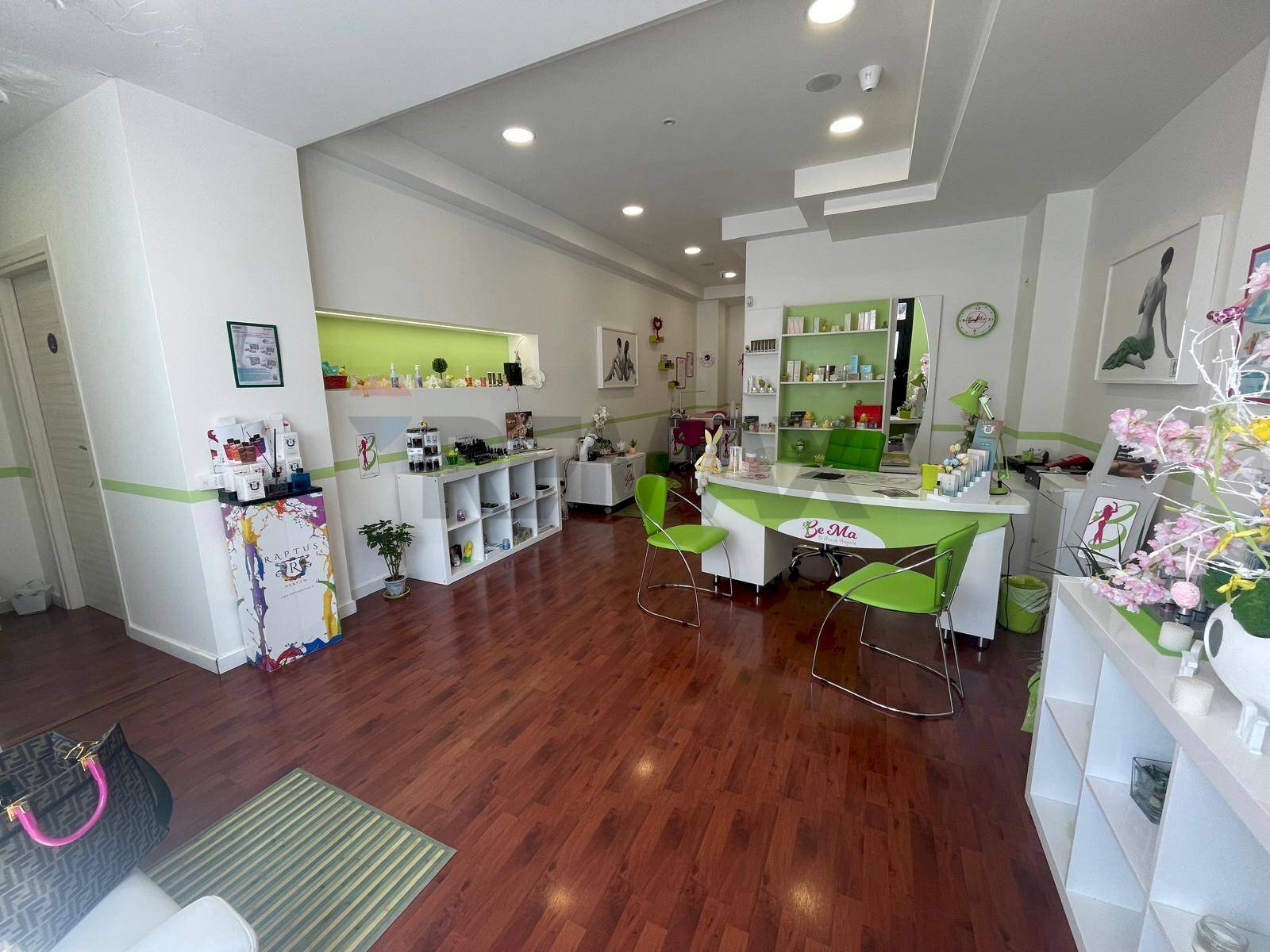 Sala da pranzo - Commercial Activity Via Largo Grazia Deledda
 
14, Corigliano-Rossano - photo 2