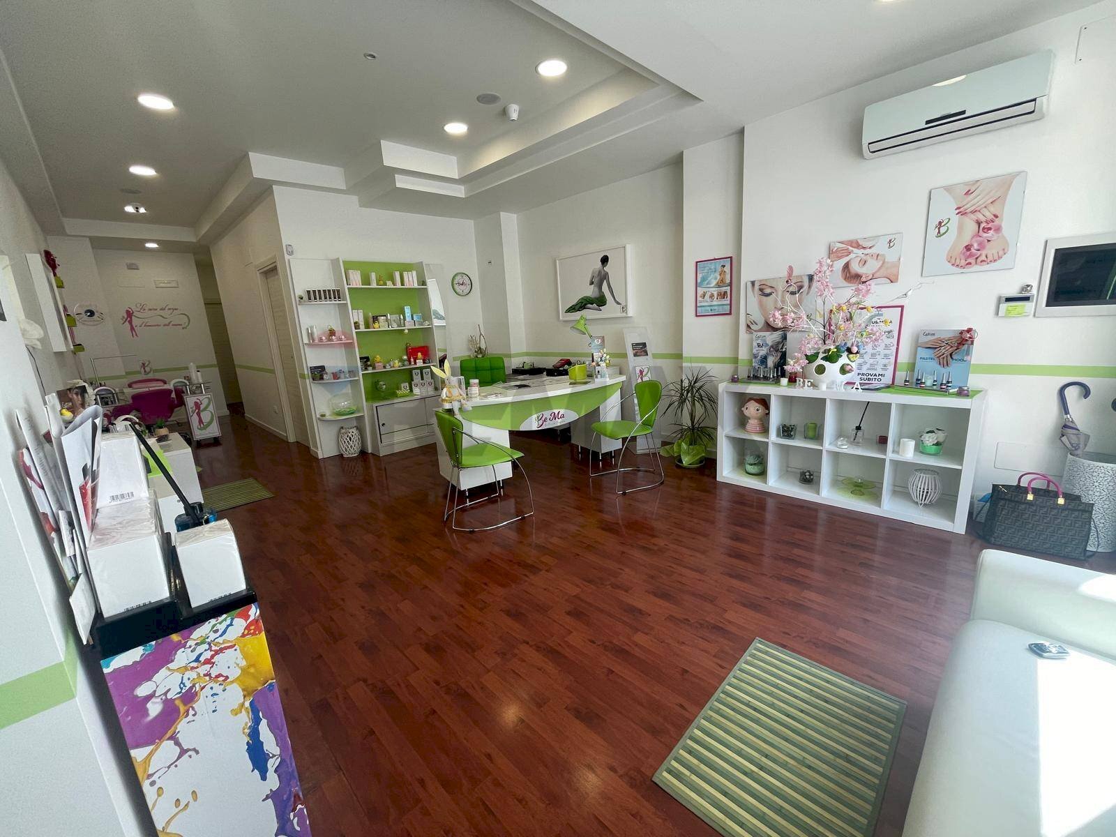 Sala da pranzo - Commercial Activity Via Largo Grazia Deledda
 
14, Corigliano-Rossano - photo 3