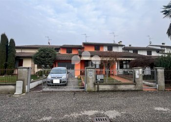 Foto 1 - Villa a Schiera via Giudice Alessandrini
 
17, Monte Cremasco - foto 1