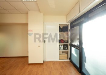 Stanza vuota - Commercial Premises Via Federigo Verdinois
 
6, Roma - photo 13