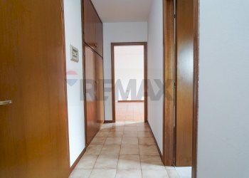 Hall / corridoio - Trilocale Via Acqua dei Buoi
 
9b, Nembro - foto 13