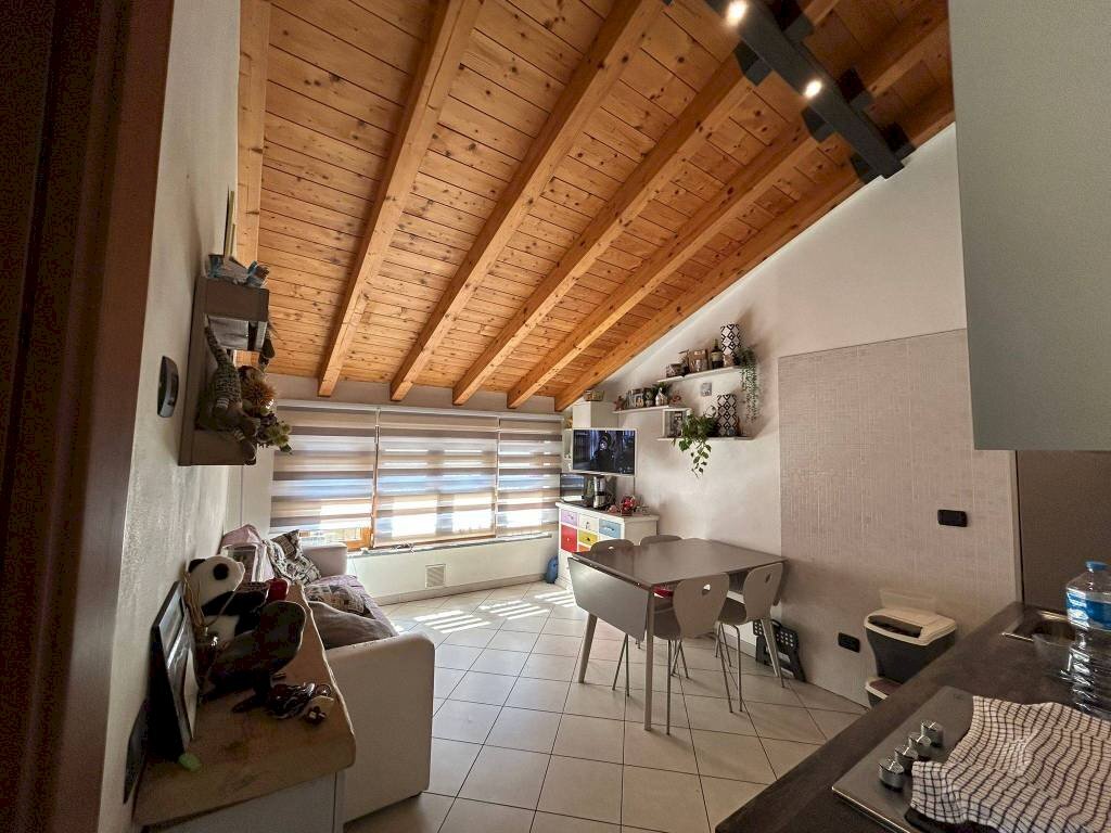 Bilocale piazza Camillo Benso di Cavour, Casnate con Bernate - foto 1