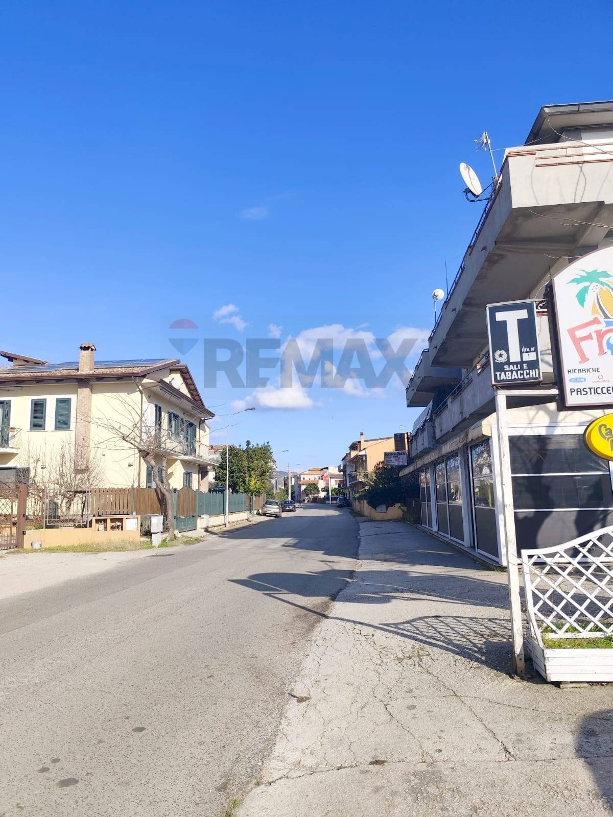 Edificio all\'aperto - Commercial Activity Via Francesco Baracca
 
657, Santi Cosma e Damiano - photo 2