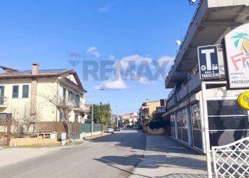 Edificio all\'aperto - Commercial Activity Via Francesco Baracca
 
657, Santi Cosma e Damiano - photo 2