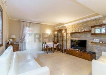 Sala da pranzo - Villa via Giacomo Leopardi
 
2, Viagrande - foto 3