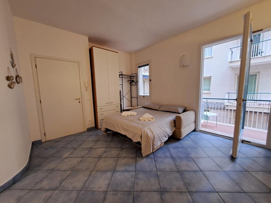 divano letto matrimoniale aperto 3.jpeg - One-room apartment Corso Europa, Alassio - photo 1