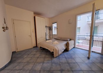 divano letto matrimoniale aperto 3.jpeg - Monolocale Corso Europa, Alassio - foto 1