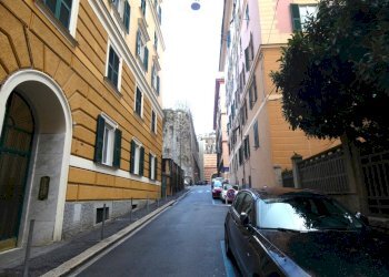 P1130442.JPG - Warehouse Via Goito, Genova (neighborhood Castelletto) - photo 2