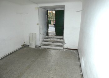 P1130448.JPG - Warehouse Via Goito, Genova (neighborhood Castelletto) - photo 3