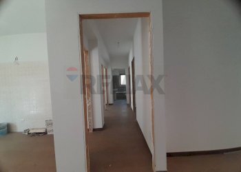 Hall / corridoio - Quadrilocale Via Quasimodo
 
9, Camporotondo Etneo - foto 22