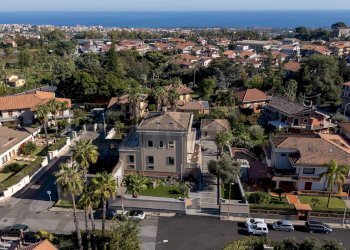 Edificio all\'aperto - Villa Luigi Capuana
 
10, Aci Sant'Antonio - foto 5