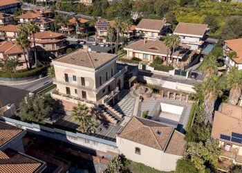 Edificio all\'aperto - Villa Luigi Capuana
 
10, Aci Sant'Antonio - foto 67