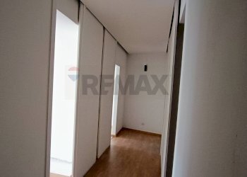 Hall / corridoio - Locale Commerciale Via Roma
 
255, Enna - foto 8