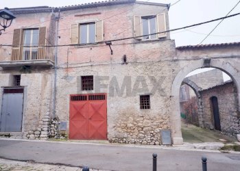 Edificio all\'aperto - Casa indipendente Via Europa
 
36, Baia e Latina - foto 3