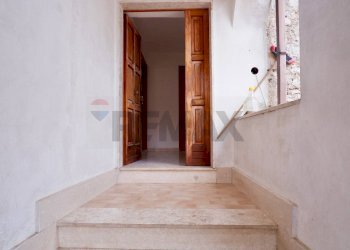 Scale - Casa indipendente Via Europa
 
36, Baia e Latina - foto 7