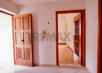 Hall / corridoio - Casa indipendente Via Europa
 
36, Baia e Latina - foto 9