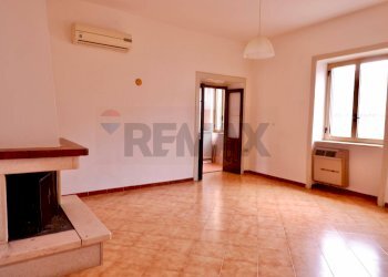 Stanza vuota - Casa indipendente Via Europa
 
36, Baia e Latina - foto 10