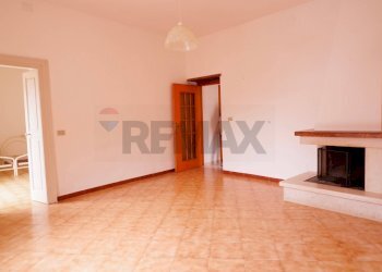 Stanza vuota - Casa indipendente Via Europa
 
36, Baia e Latina - foto 13