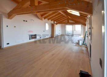 Stanza vuota - Attico Via IV Novembre
 
10, Belgirate - foto 1