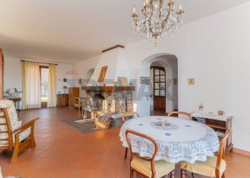Sala da pranzo - Villa strada dorsale di poggio radioso
 
8, Nebbiuno - foto 31