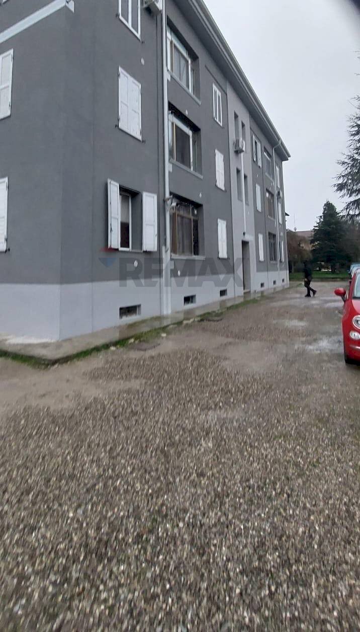 Edificio all\'aperto - Bilocale Giuliano Marconi
 
59, Cadelbosco di Sopra - foto 2