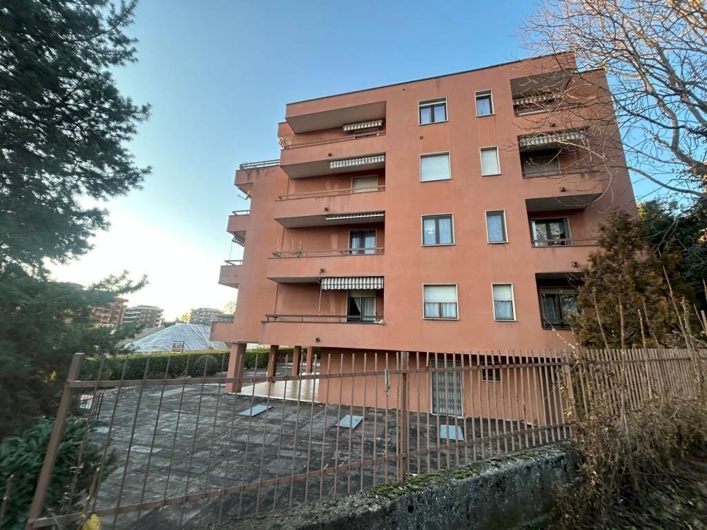 Facciata - Three-room apartment via Francesco Crispi, 66, Varese - photo 2