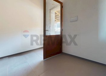 Stanza vuota - Locale Commerciale via Zipirovic
 
18, Deruta - foto 12