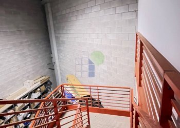 scala di accesso al piano uffici - Locale Commerciale Via Cimarosa 191, Livorno - foto 7