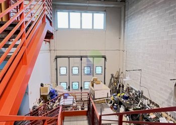 scala di accesso al piano uffici - Locale Commerciale Via Cimarosa 191, Livorno - foto 8