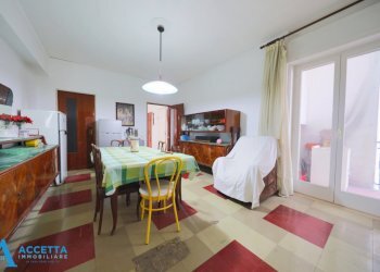 soggiorno/pranzo - Trilocale Piazza Pio X 42, Taranto - foto 13