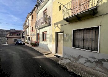 Edificio all\'aperto - Casa semi indipendente Largo San Donato
 
51, Fragneto Monforte - foto 1