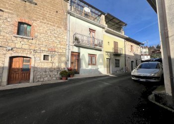 Edificio all\'aperto - Casa semi indipendente Largo San Donato
 
51, Fragneto Monforte - foto 2