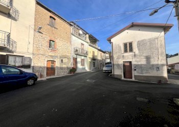 Edificio all\'aperto - Casa semi indipendente Largo San Donato
 
51, Fragneto Monforte - foto 3
