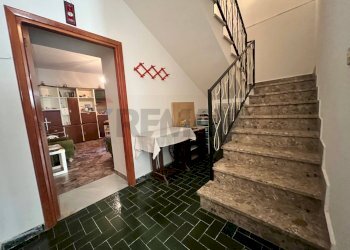 Scale - Casa semi indipendente Largo San Donato
 
51, Fragneto Monforte - foto 9