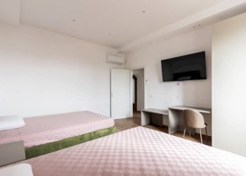 Camera da letto - Three-room apartment via Domenico Fontana, 40, Roma - photo 13